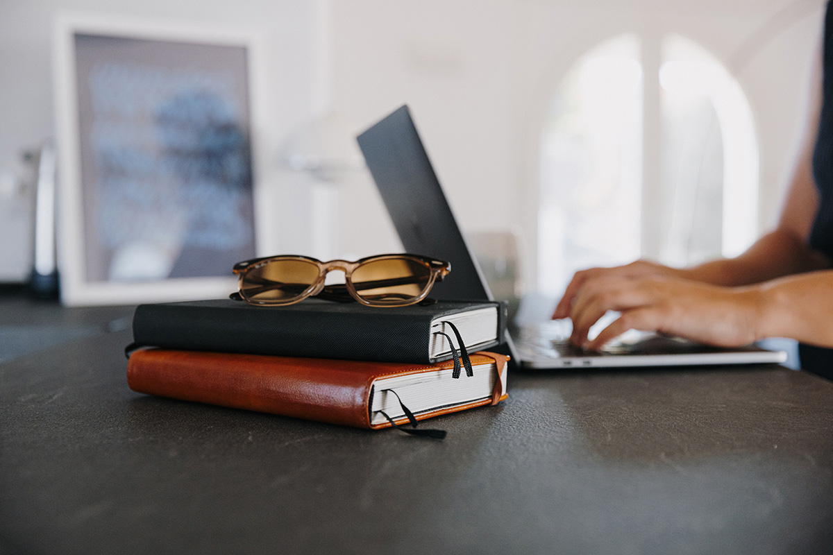 Tanja Lenke von she-preneur analysiert am Laptop Daten aus Feedback, Fehlern und Learnings.