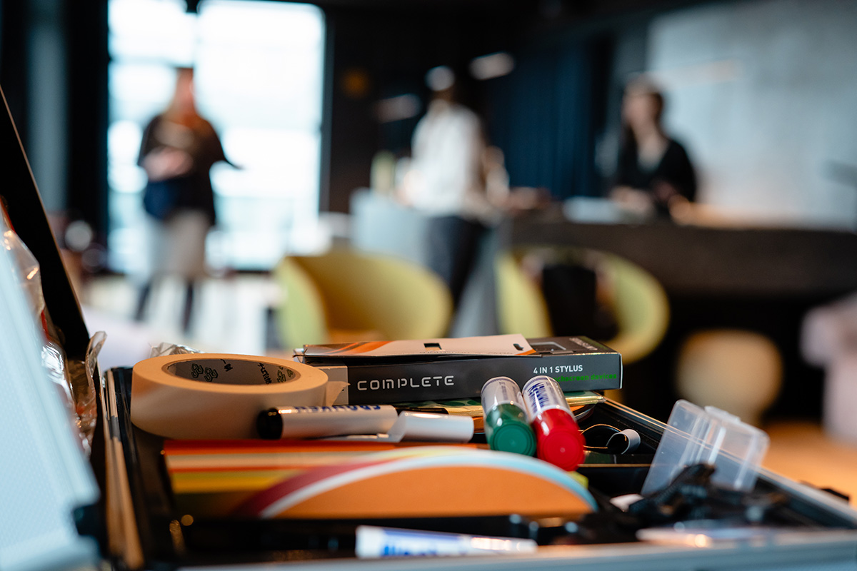 Symbolbild: Struktur im Online-Business schaffen. Zettel und Stifte liegen in einem Koffer.